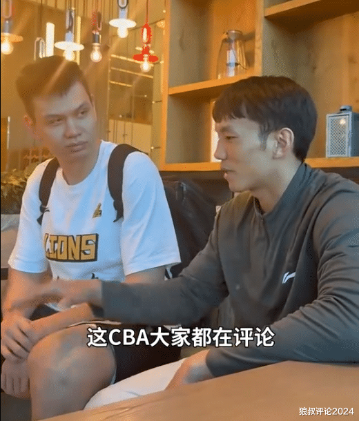 亚冠赛许钟豪这个犯规有点冤，阿拉基受伤离场完全是自找！